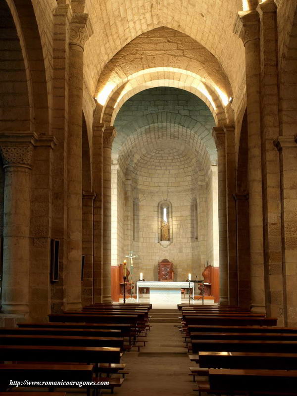DETALLE DE LA NAVE CENTRAL HACIA LA CABECERA